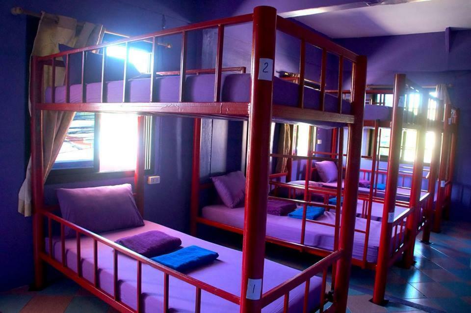 Above & Beyond Hostel Баан-Тай Екстер'єр фото